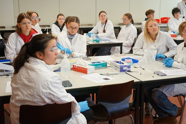 Schülerinnen und Schüler beim Genexperiment – sie erforschten, wie Gene die innere Uhr beeinflussen.