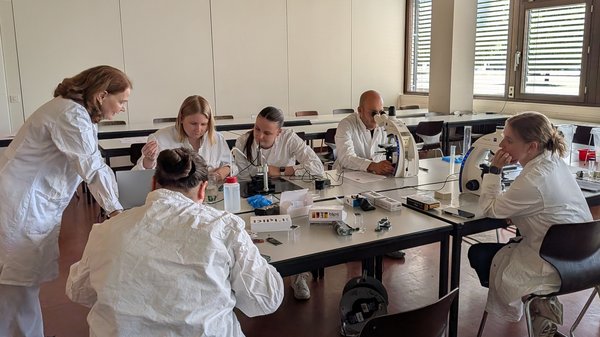 Biologie-Referendarinnen und -Referendare beim Workshop