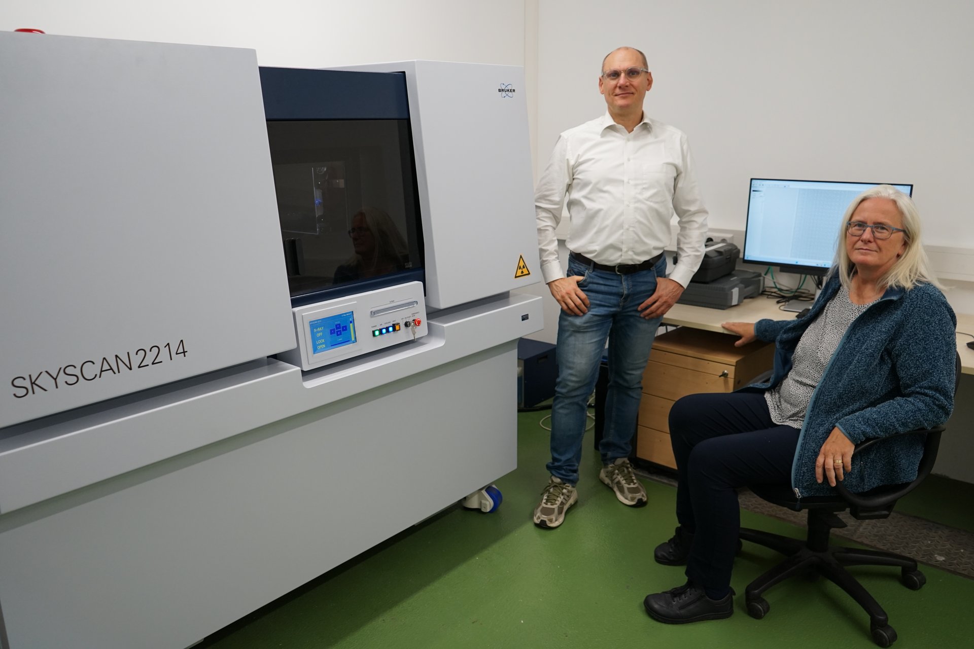 Prof. Dr. habil. Andreas Kandelbauer und Dr. Anita Lorenz freuen sich auf die Arbeit mit dem neuen Nano-Computertomographen