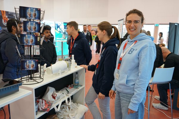 Präsenz auf dem Campus im Rahmen der Kooperation: Studierende kommen mit Mitarbeitenden der Berghof Gruppe direkt in Austausch
